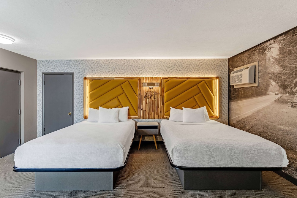 Room, 2 Bedrooms, Non Smoking (3 Queen Beds, Private Balcony) - Photo 10
