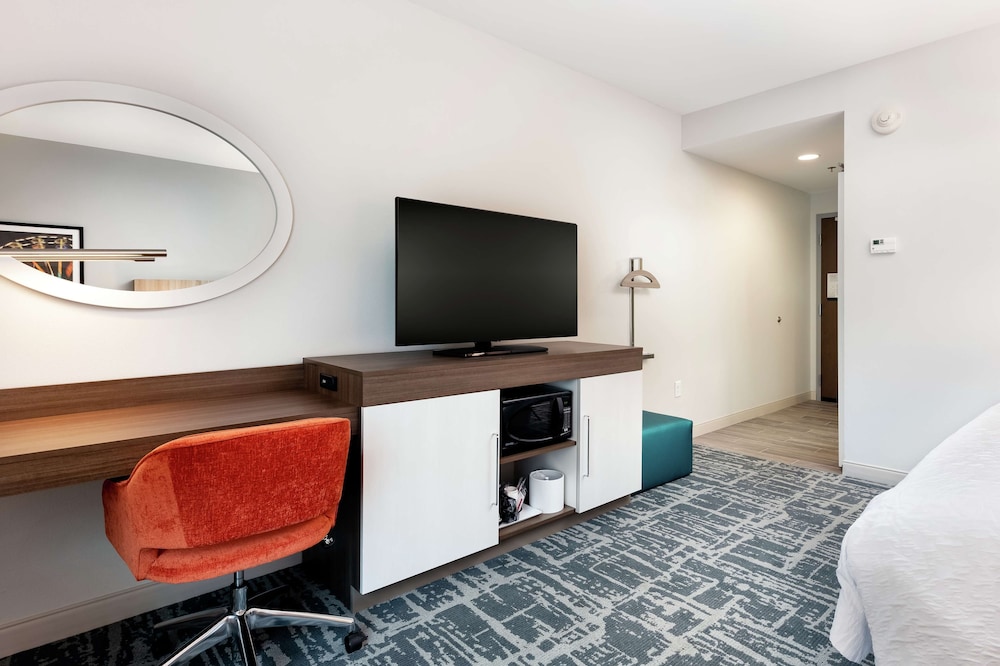 Room, 1 King Bed, Refrigerator & Microwave