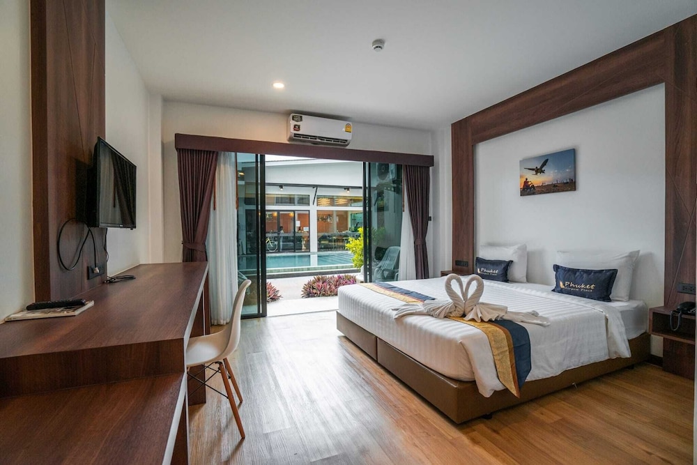 Deluxe Room, Pool Access