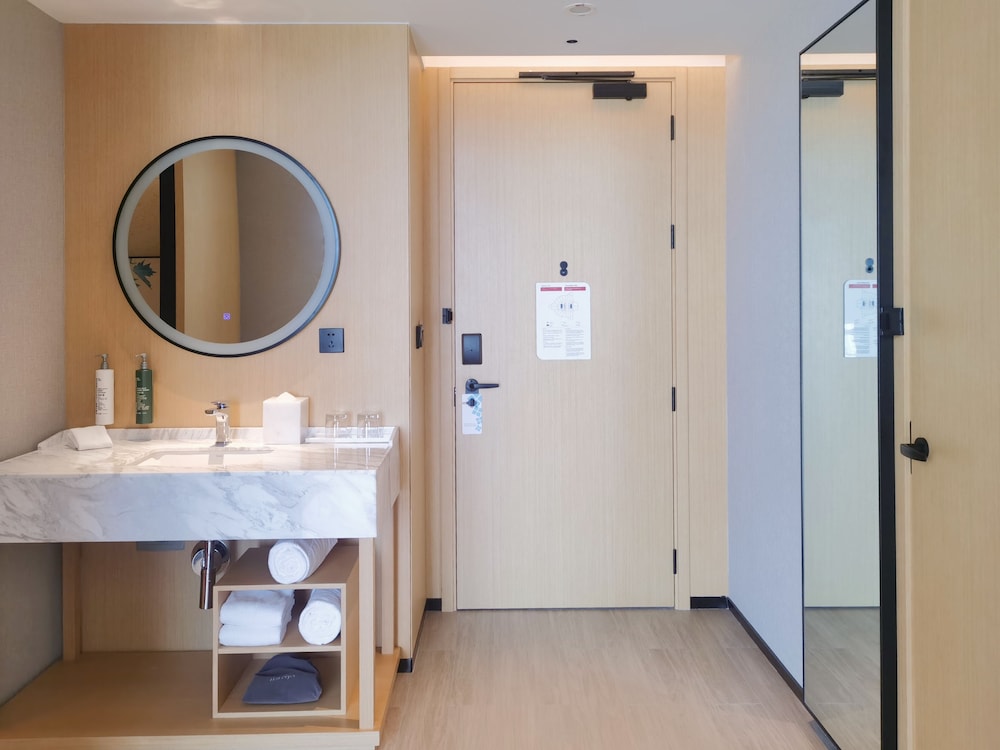 Basic Room, 1 King Bed, Accessible