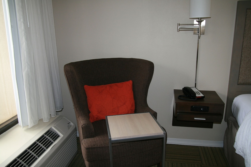 Room, 1 Queen Bed, Accessible, Bathtub (Mobility & Hearing) - Photo 2