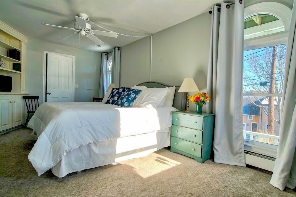Stephen Taber Room photo 3