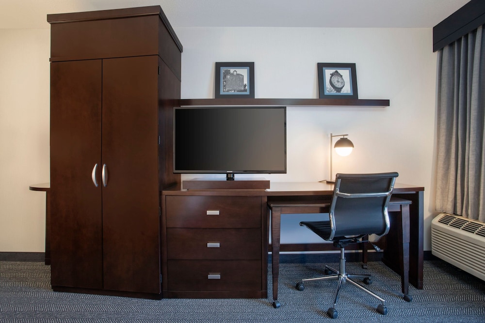 Deluxe Room, 1 King Bed with Sofa bed, Balcony (Hearing Accessible) - Photo 4