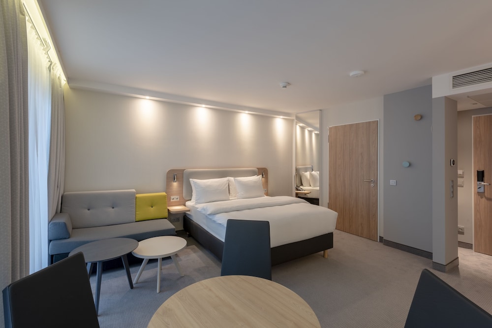 Suite, 1 Queen Bed with Sofa bed - Photo 2