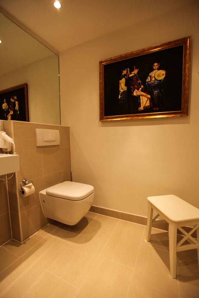 Deluxe Double or Twin Room thumbnail 6