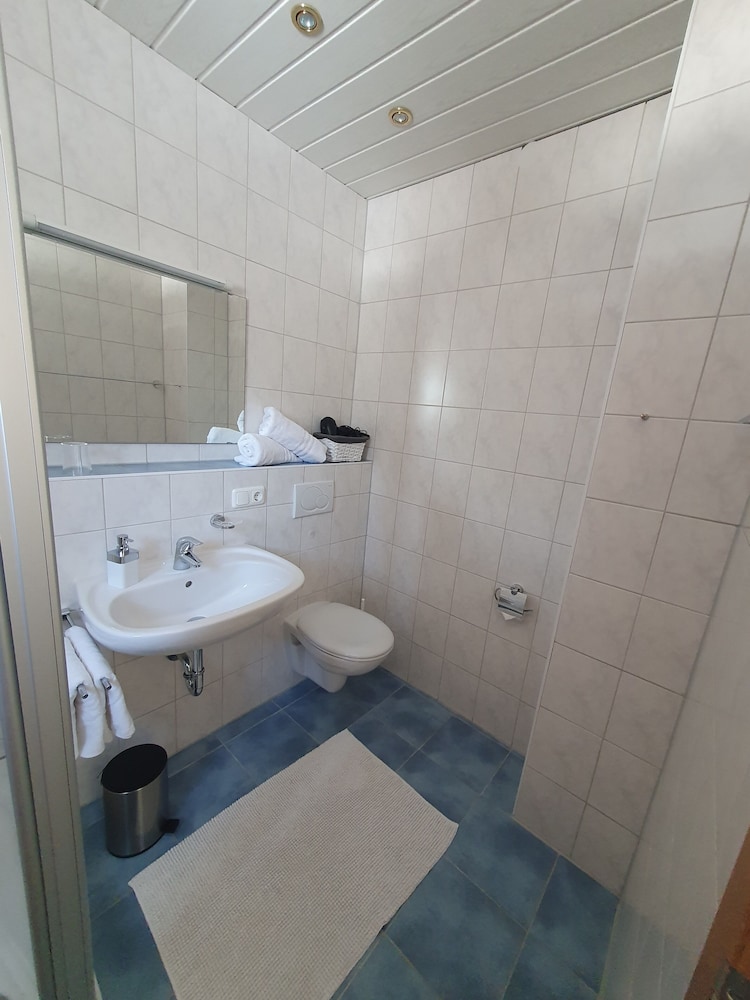 Basic Double Room, 1 Queen Bed, Ensuite, Mountain View photo 3