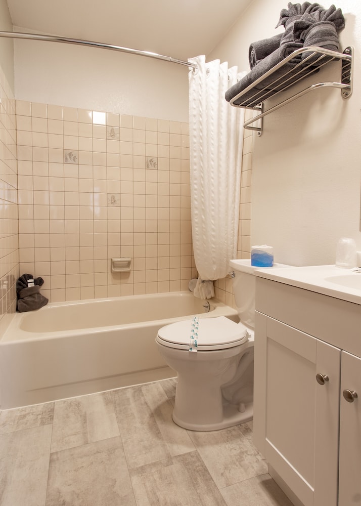 Standard Room, 2 Queen Beds, Mountain View photo 3