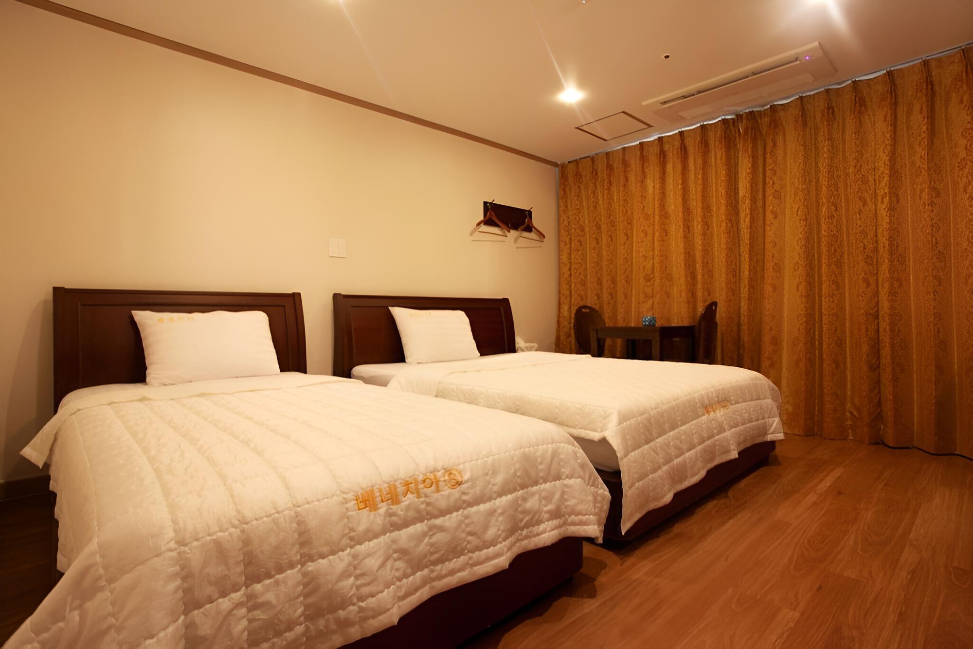 Room (Twin) - Photo 1