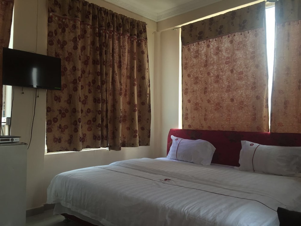 Basic Room, 1 Queen Bed