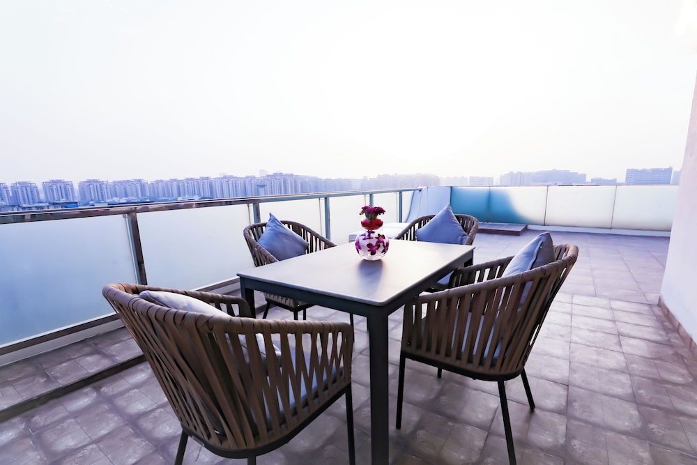 Deluxe Suite with Private Terrace - Photo 7