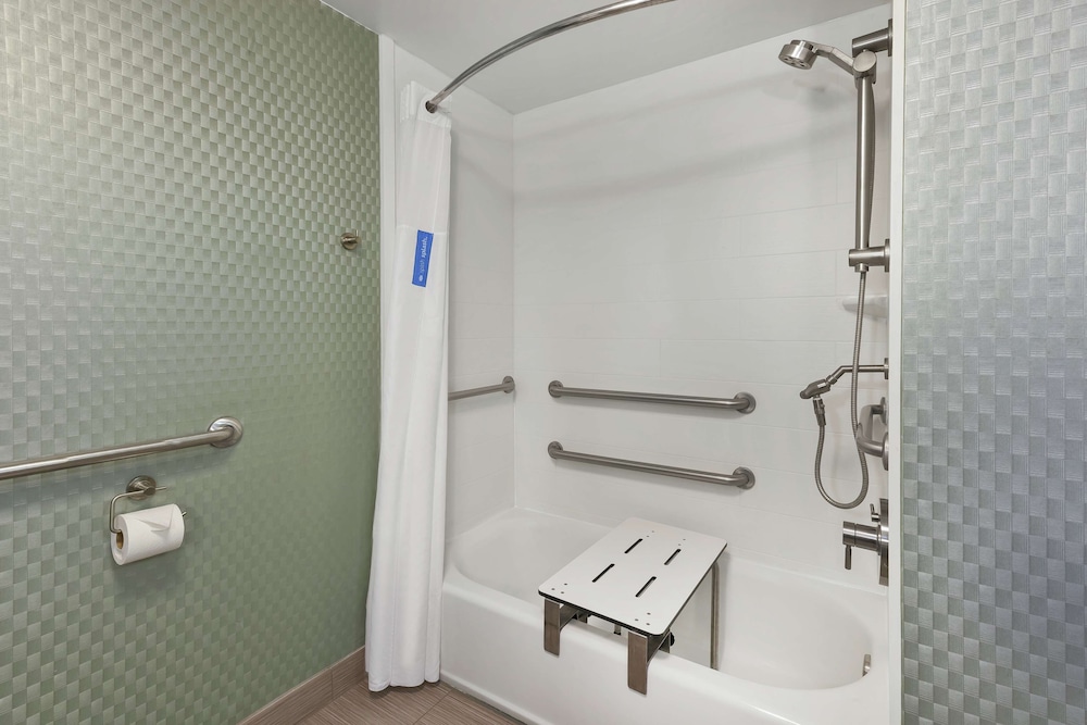 Room, 1 King Bed, Accessible - Photo 5
