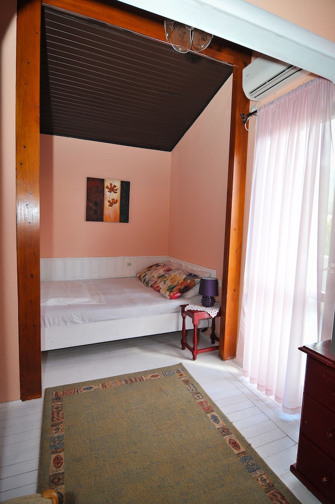 Room, Private Bathroom (5 Beds) photo 3