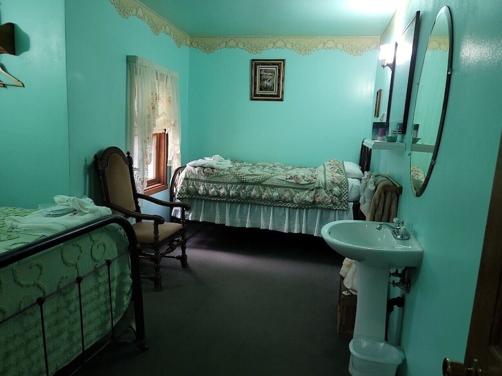 Ma Johnson's Hotel Comfort Triple Room photo 1