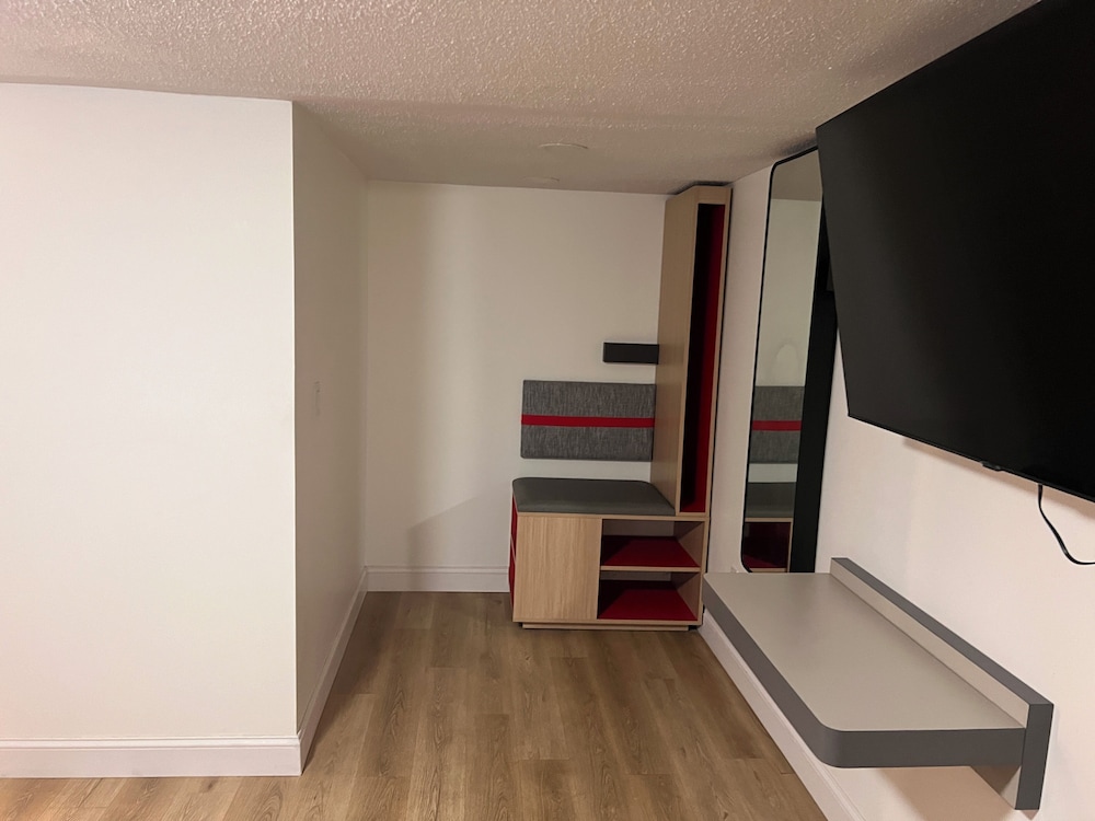 Deluxe Room, 1 King Bed, Non Smoking photo 3