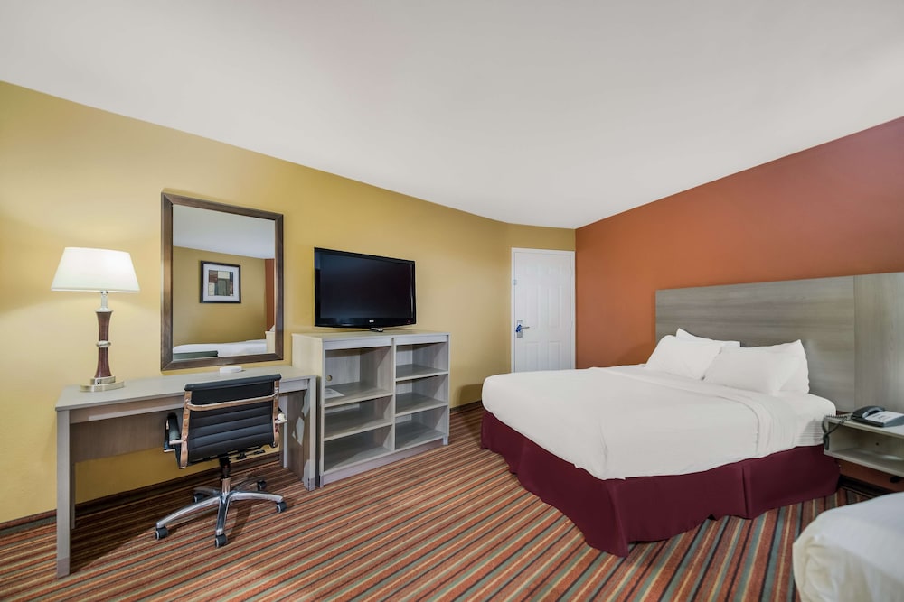 Family Suite, 2 Queen Beds, Non Smoking, Refrigerator & Microwave - Photo 2