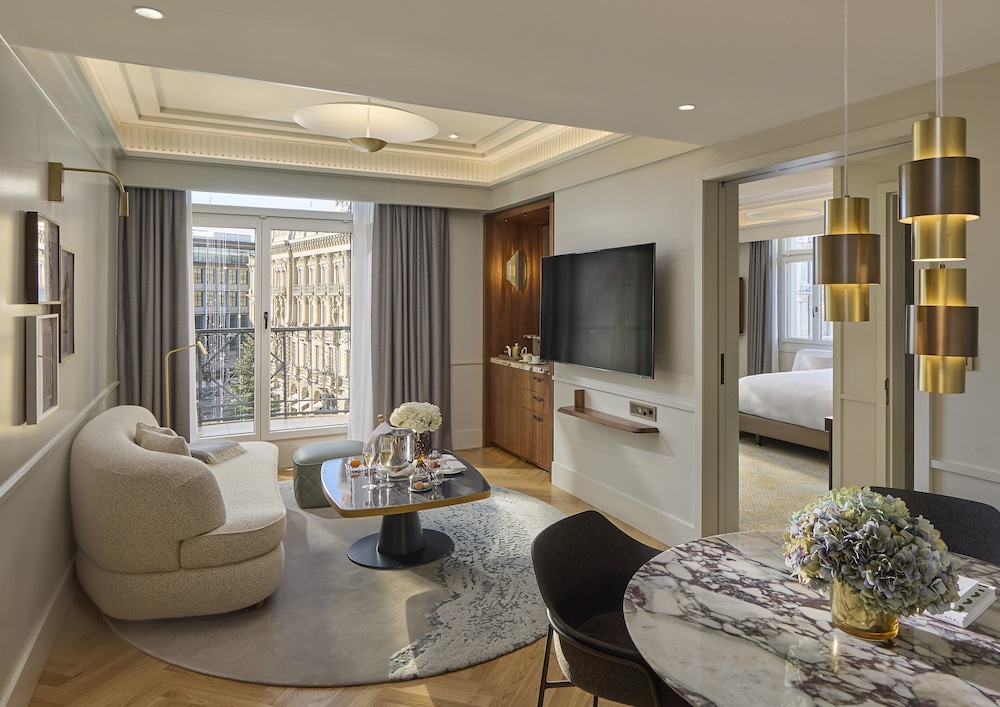 Suite, 1 King Bed, Balcony, Corner