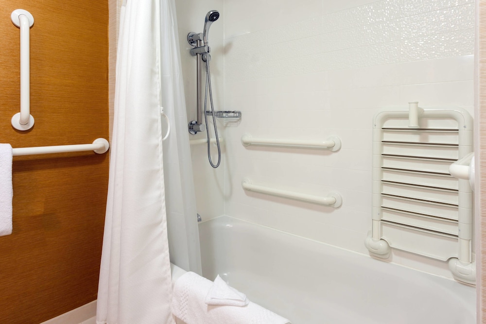 Room, 1 Queen Bed (Mobility/Hearing Accessible, Tub) - Photo 1