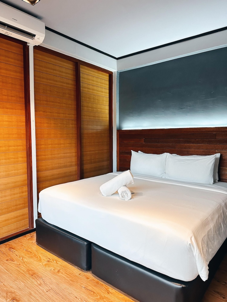 Room, 1 King Bed, Pool View