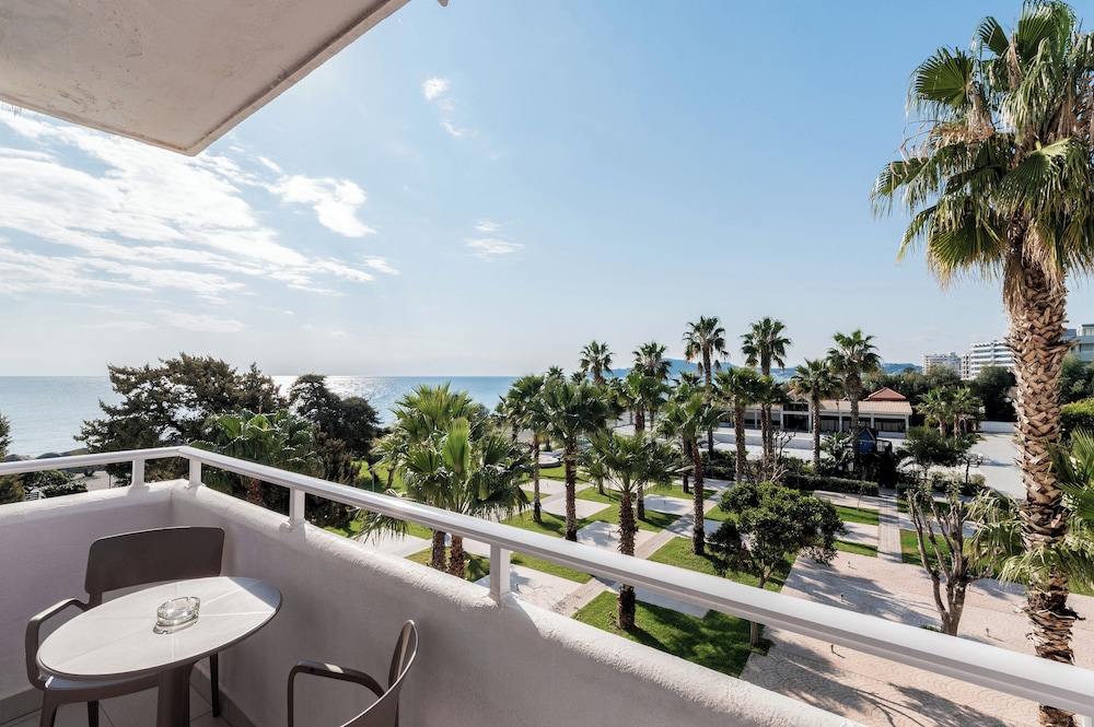 Superior Double Or Twin Room, Partial Sea View thumbnail 5