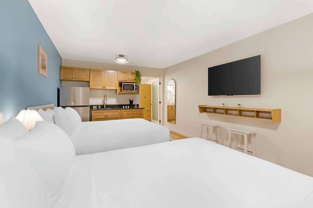 Standard Room, 2 Queen Beds, Non Smoking, Refrigerator & Microwave (Pet Friendly) - Photo 3