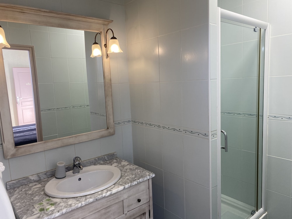 Standard Double Room, Ensuite - Photo 9