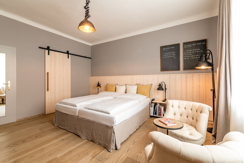Signature Double Room, 1 Queen Bed, Non Smoking photo 2