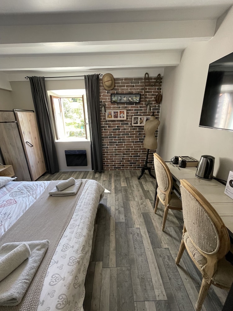 Superior Double Room, Ensuite, Mountain View (Jules Verne ) - Photo 9