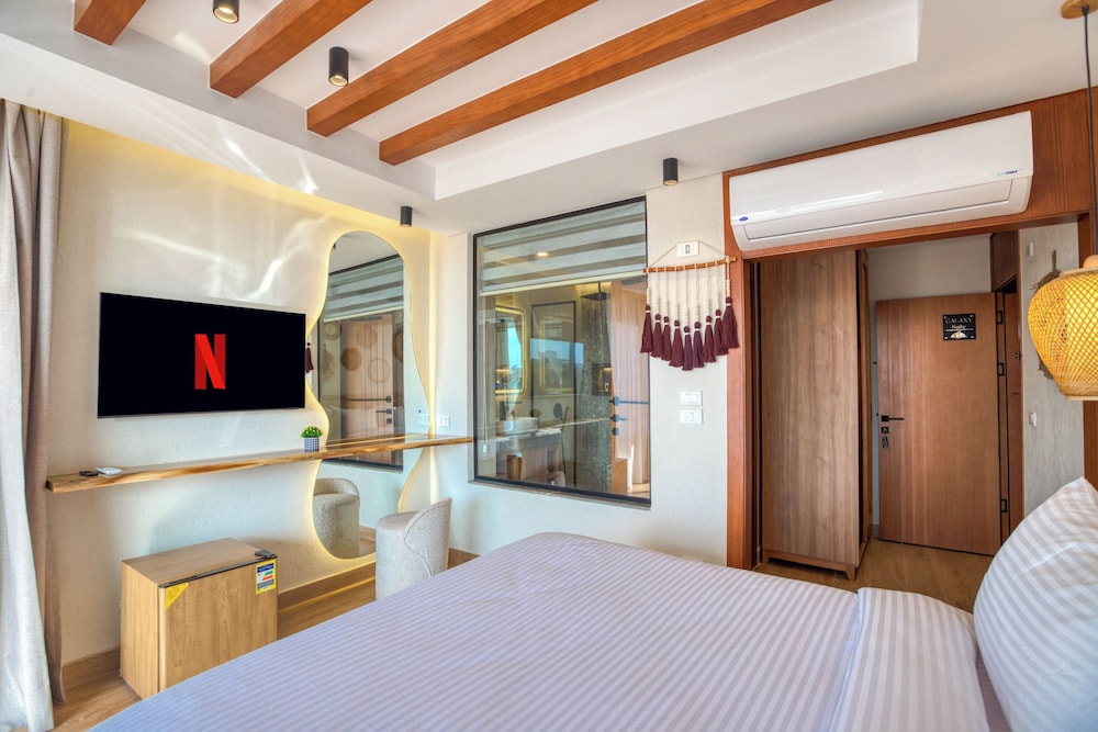 Romantic Studio Suite, Balcony, Mountain View photo 2