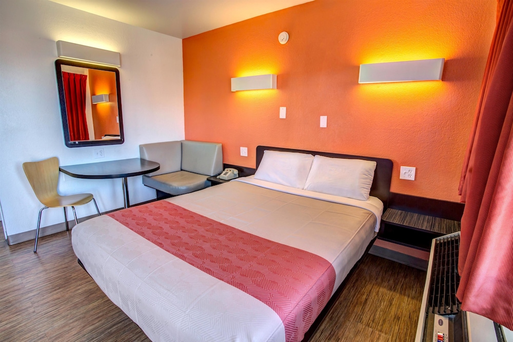 Standard Room, 1 Queen Bed, Smoking photo 3