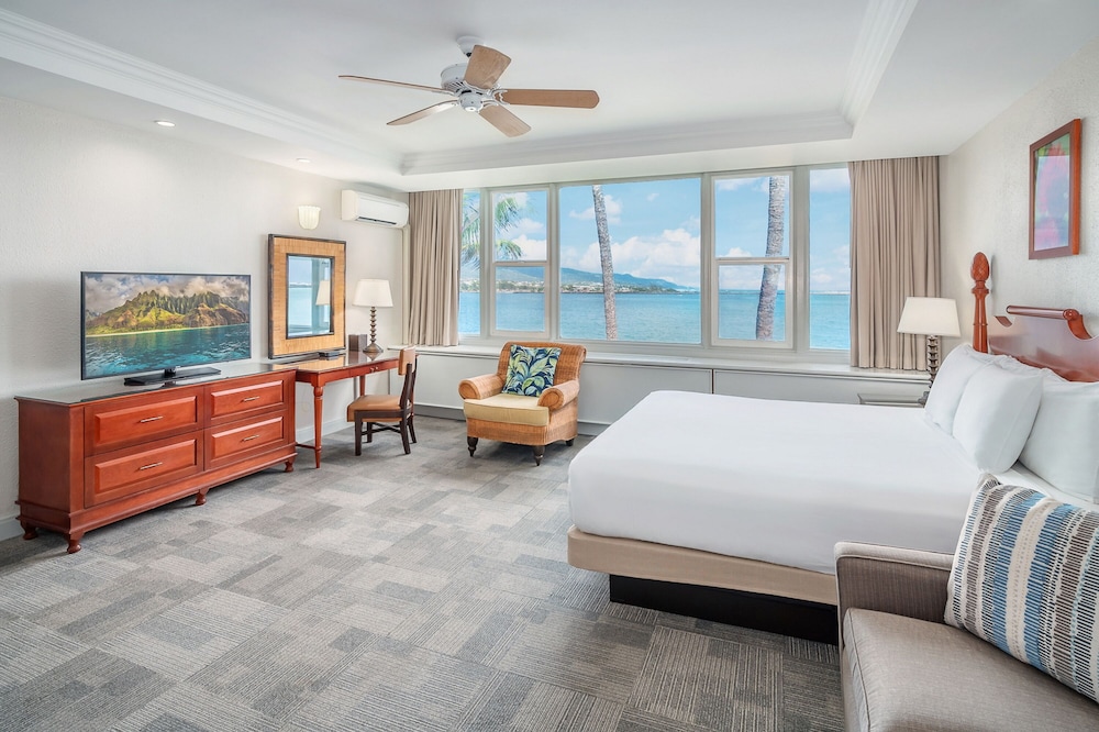 Suite, 1 King Bed, Oceanfront - Photo 2