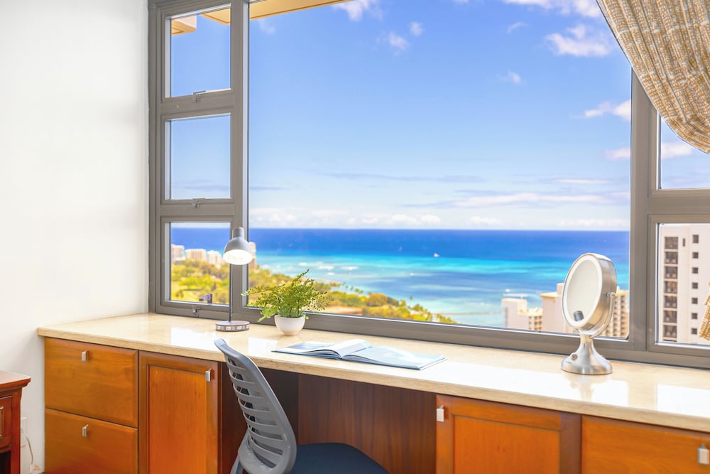 Premium Remodeled Condo with Ocean View and Parking: Premium Suite, 1 King Bed, Balcony, Ocean View (0031) photo
