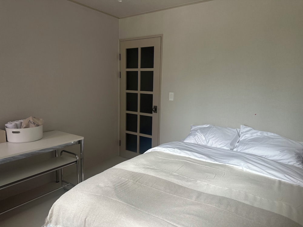 Basic Room, 1 Queen Bed, Non Smoking, Air conditioning