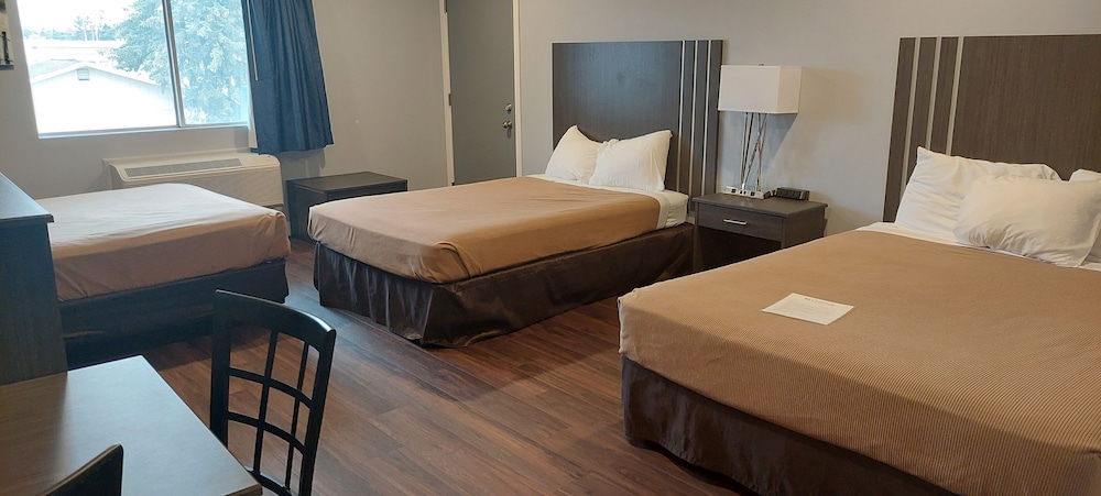 Standard Room, Multiple Beds, Non Smoking - Photo 3