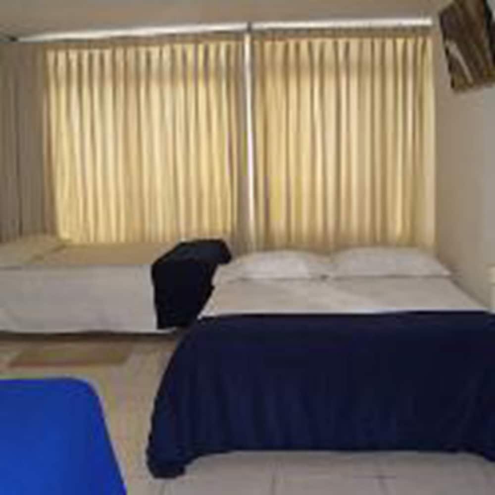 Family Room (3 Double Beds) photo 1