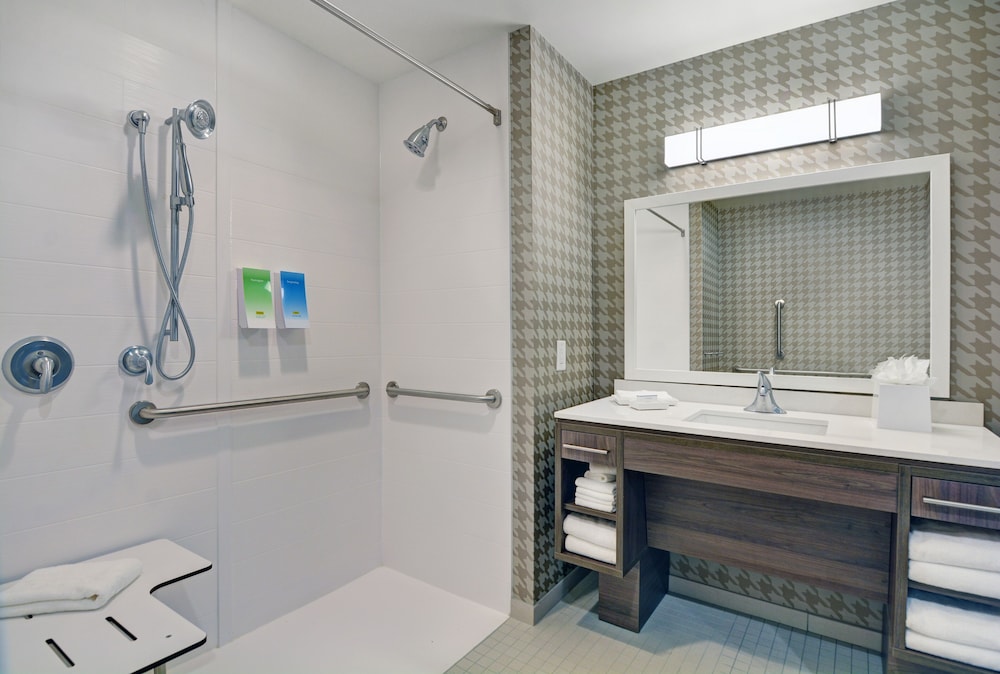 Studio, 1 King Bed, Accessible (Roll-In Shower) - Photo 10