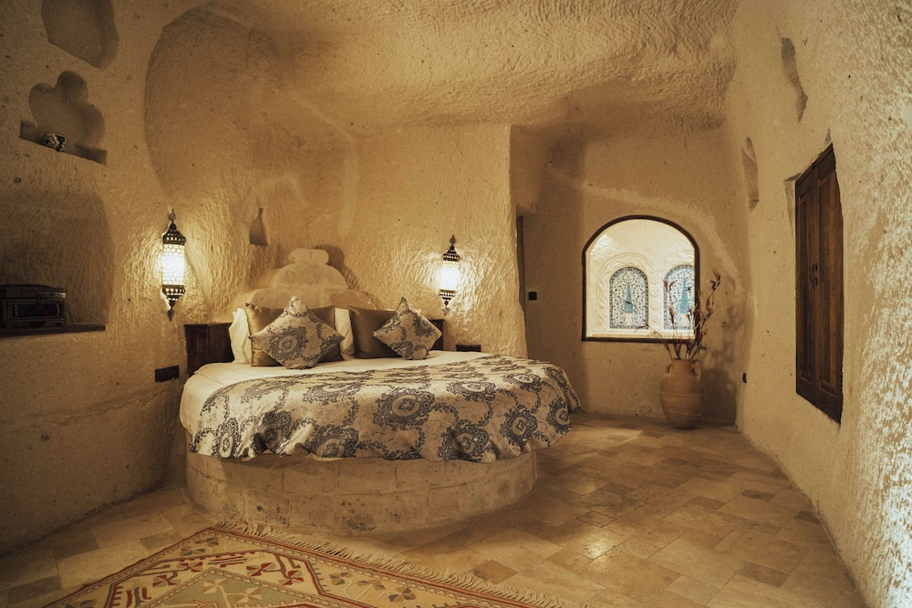 Queen Cave Suite with Stone Bathtub - Photo 19