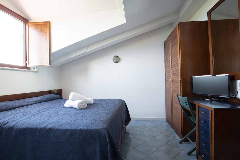 Standard Double or Twin Room, Sea View - Photo 4