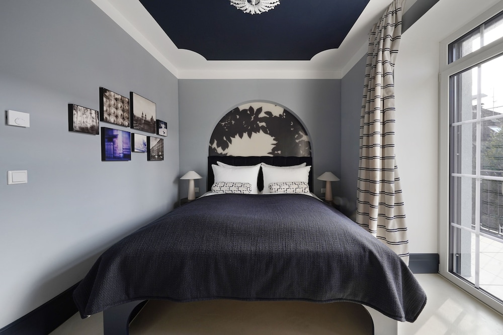 Medium Room with Balcony photo 1