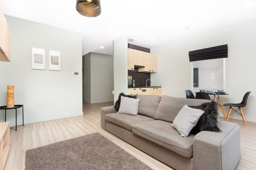 Two Bedroom Balcony Apartment - Photo 14