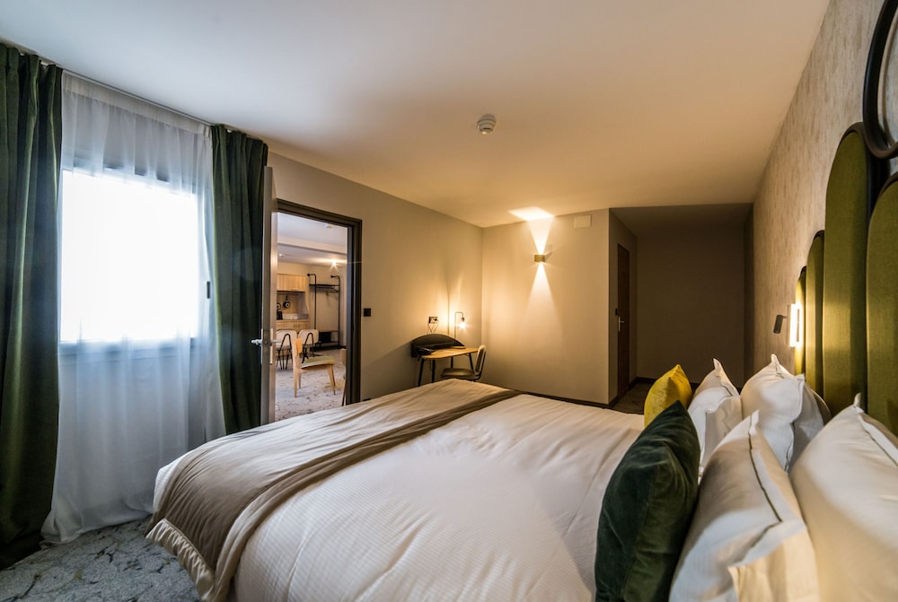 Standard Apartment, 1 King Bed, Non Smoking, Kitchenette (with Sofabed) - Photo 3