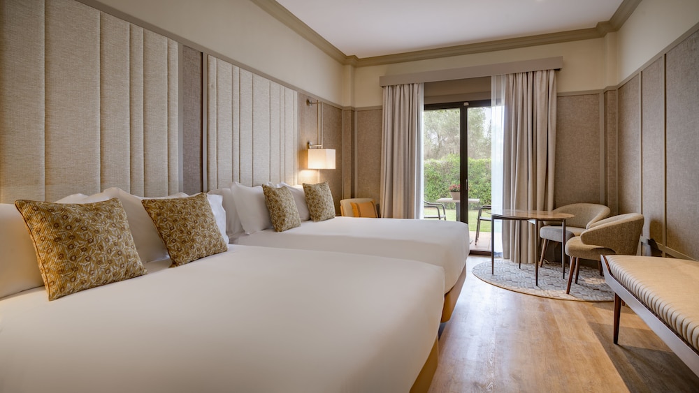 Deluxe Room, 1 King Bed, Garden View - Photo 4