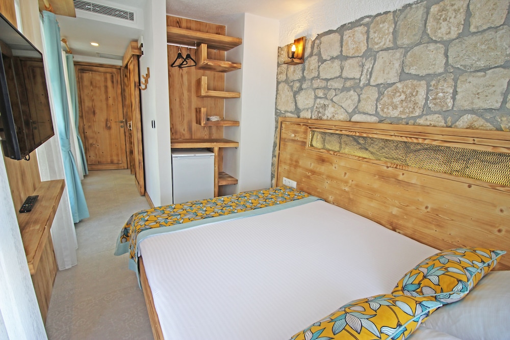 Economy Room, Hill View