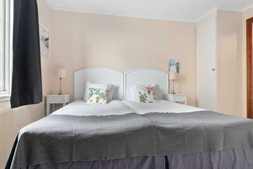 Economy Room, 2 Twin Beds, Non Smoking - Photo 5