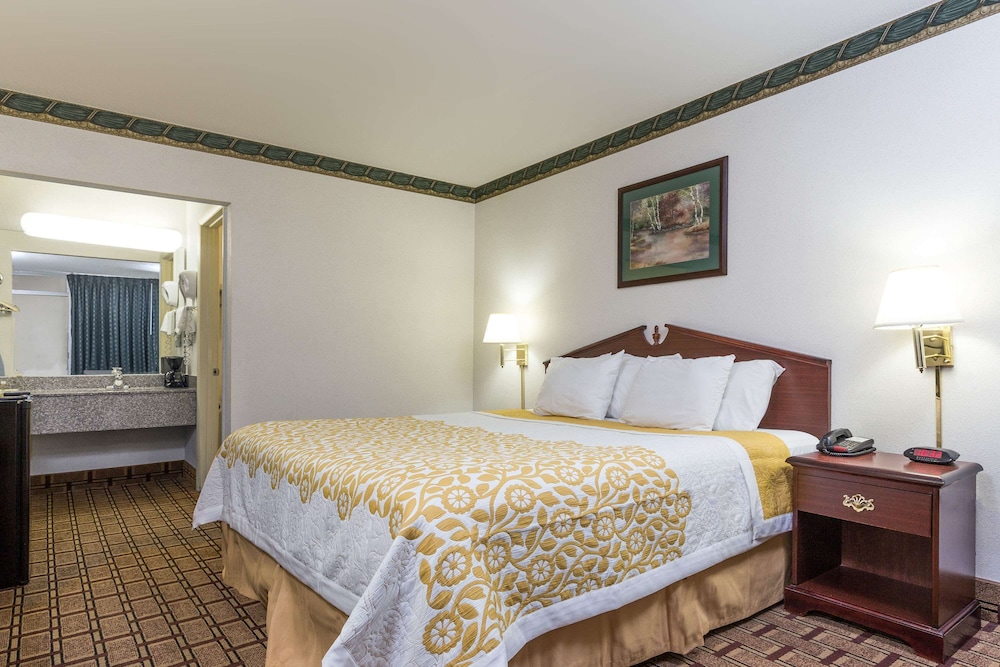 Room, 1 Double Bed, Refrigerator & Microwave - Photo 1
