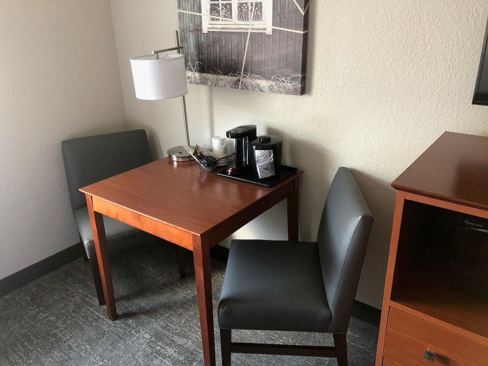 Standard Room, 2 Queen Beds, Non Smoking, Refrigerator & Microwave - Photo 4