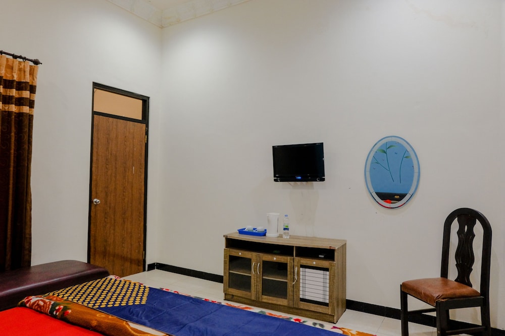 Economy Triple Room photo 3
