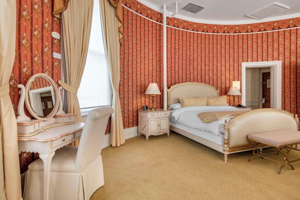 Suite, 1 King Bed, Non Smoking, Tower - Photo 3