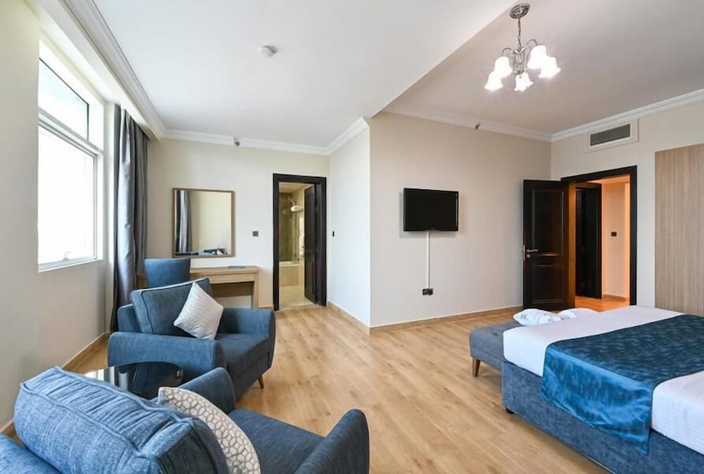 Family Apartment, 3 Bedrooms, Non Smoking, Kitchen - Photo 1