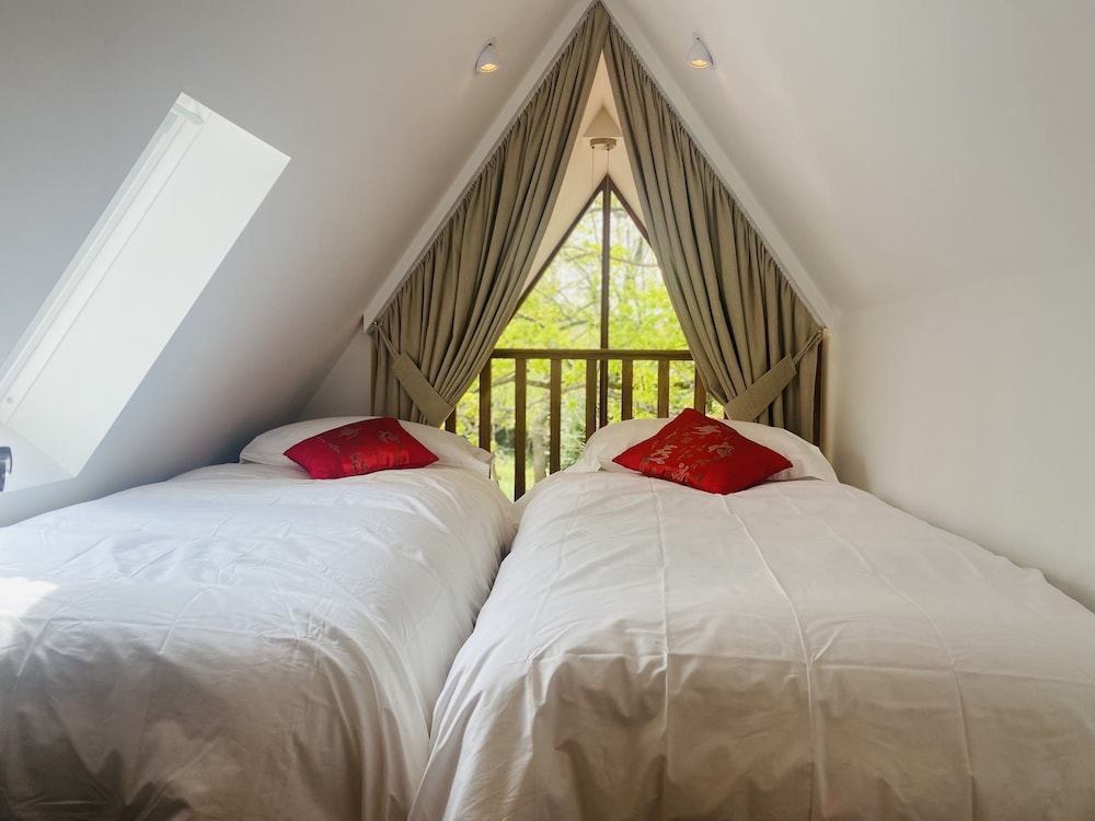 Luxury Cabin, Accessible, Ensuite (Avalon Waterside Lodge) photo 3