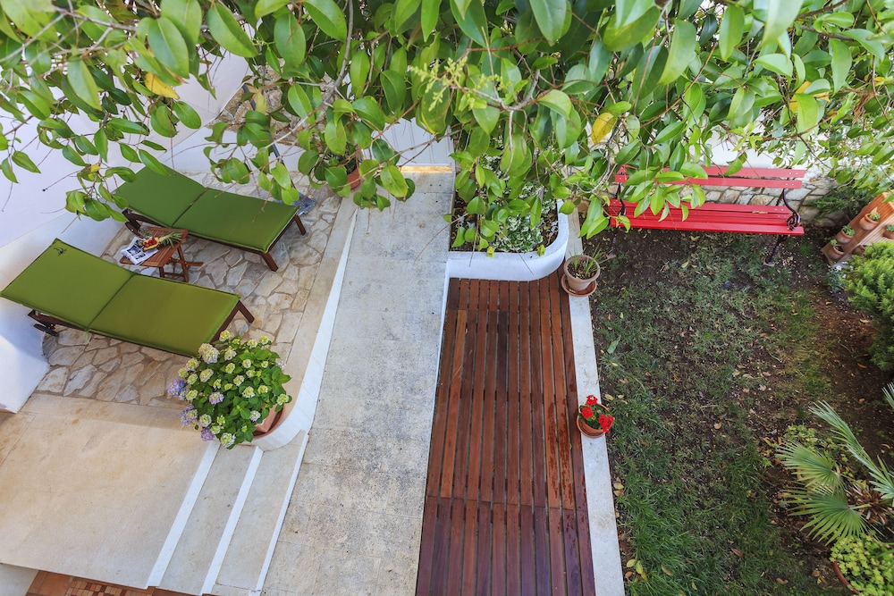 Junior Apartment, 1 Queen Bed, Non Smoking, Garden View photo 2